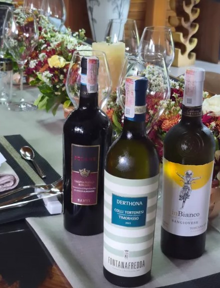 Valpolicella Ripasso, Fontanafredda Derthona Timorasso and Bianco Sangiovese on a flower-dressed Yunic dinner table